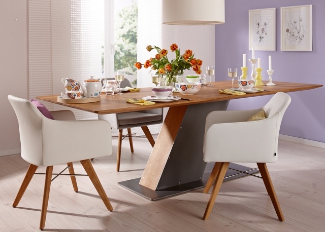 couleurs-déco-salle-manger-chaises-cuir-blanc-table-bois-élégante-murs-lilas-pâle