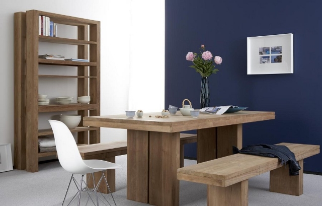 couleurs-déco-salle-manger-mur-bleu-mobilier-bois-bouquet-fleurs