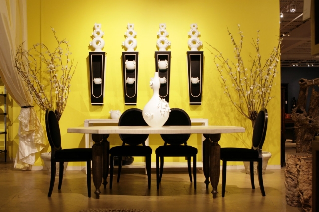 couleurs-déco-salle-manger-mur-jaune-étagères-noires-décoratives