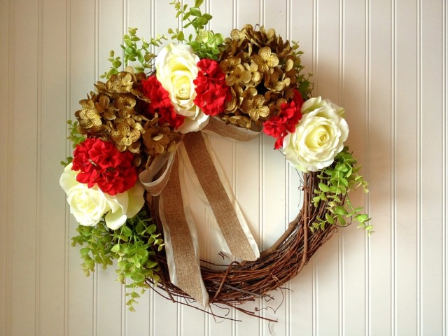 couronne-branches-hortensias-sèchées-roses-blanches