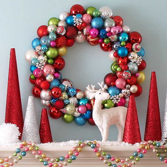 couronne-de-Noël-porte-DIY-boules-decoratives-cônes-cerf