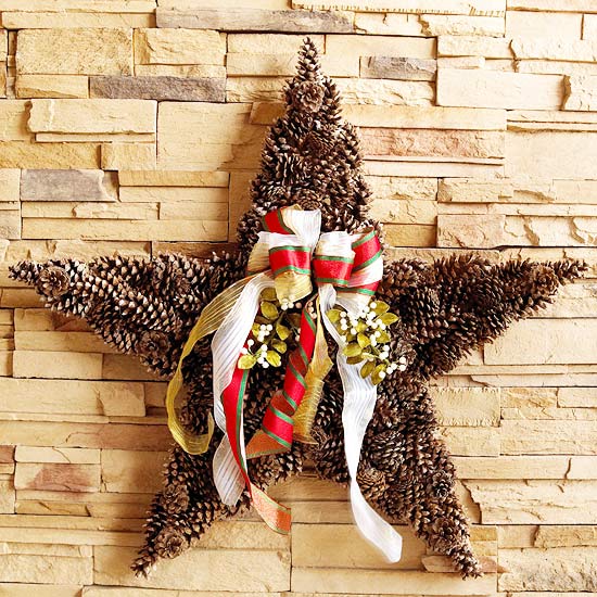 couronne-de-Noël-porte-DIY-forme-étoiles-ruban-cônes-de-pin