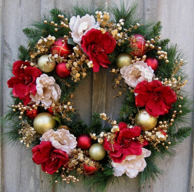 couronne-de-Noël-DIY-matériaux-naturels-boules-décoratives-fleurs