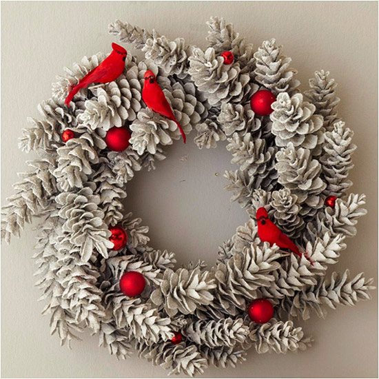 couronne-de-Noël-porte-DIY-cones-de-pin-boules-rouges-décoratives