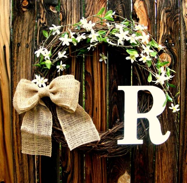 couronne-déco-branches-fleurs-ruban-jute-initiale-R