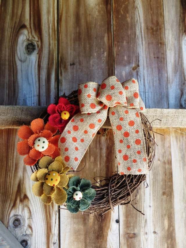 couronne-déco-branches-fleurs-tissu-ruban-pois