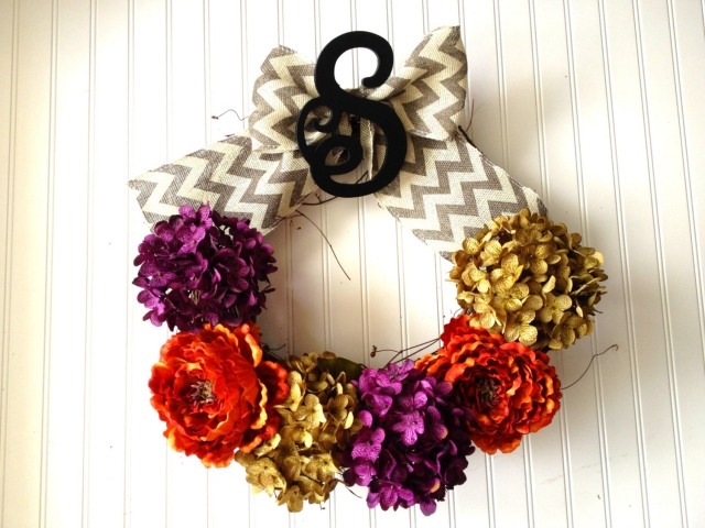 couronne-déco-fleurs-automnales-ruban-chevron-initiale