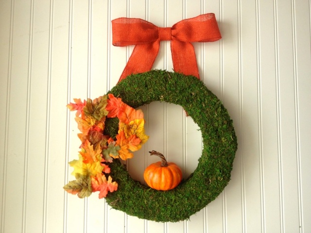 couronne-déco-mousse-verte-ruban-orange-citrouille