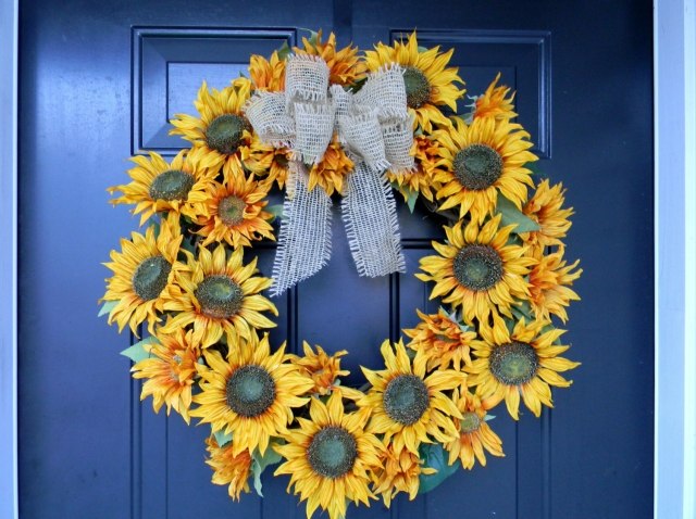 couronne-déco-tournesols-contraste-porte-bleue