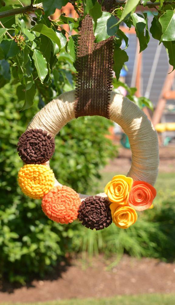 couronne-décorative-fleurs-feutre-orange-jaune-marron