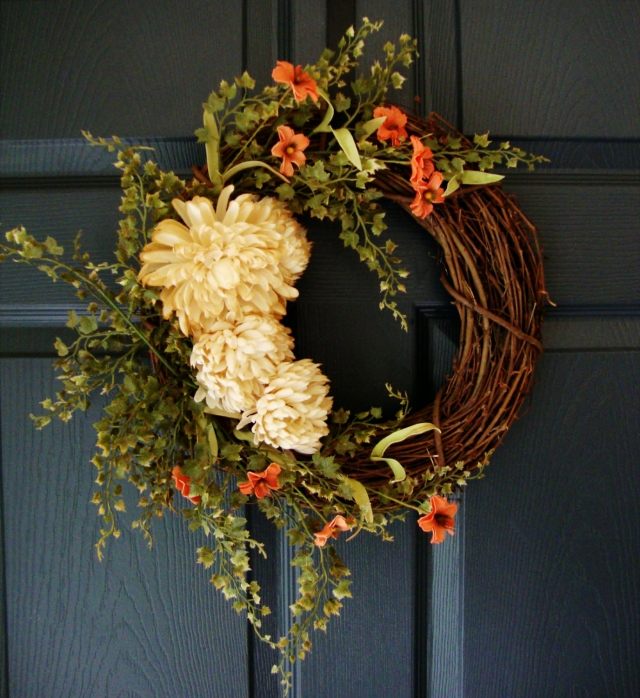 couronne-porte-entrée-automne-branches-dahlia-blanche