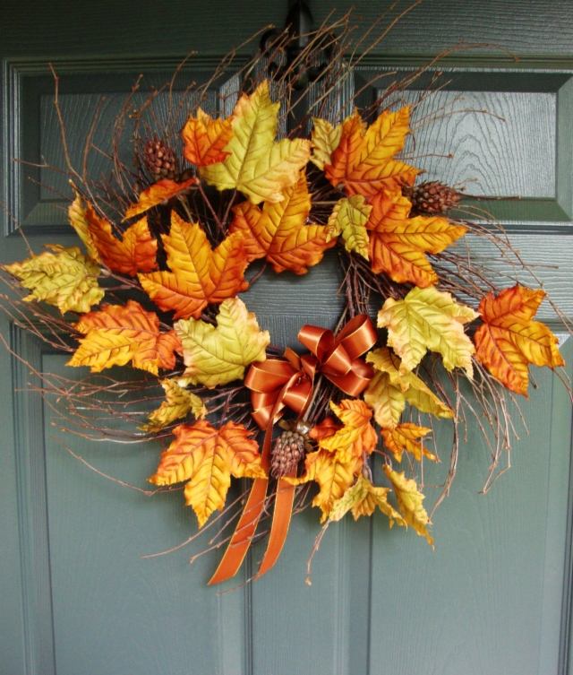 couronne-porte-entrée-branches-cônes-feuilles-jaunes