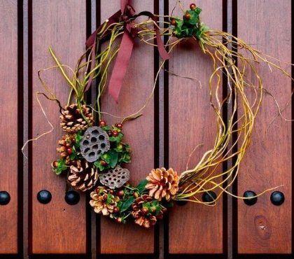 couronne-porte-naturelle-DIY-automne-hiver-accrochée-dessus-cheminée