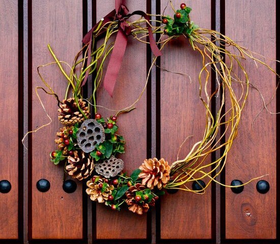 couronne-porte-naturelle-DIY-automne-hiver-accrochée-dessus-cheminée