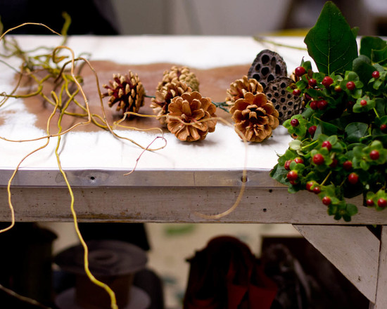 couronne-porte-naturelle-DIY-automne-hiver-matériaux-naturels-pommes-pin-branches-saule-fleurs-lotus-séchées