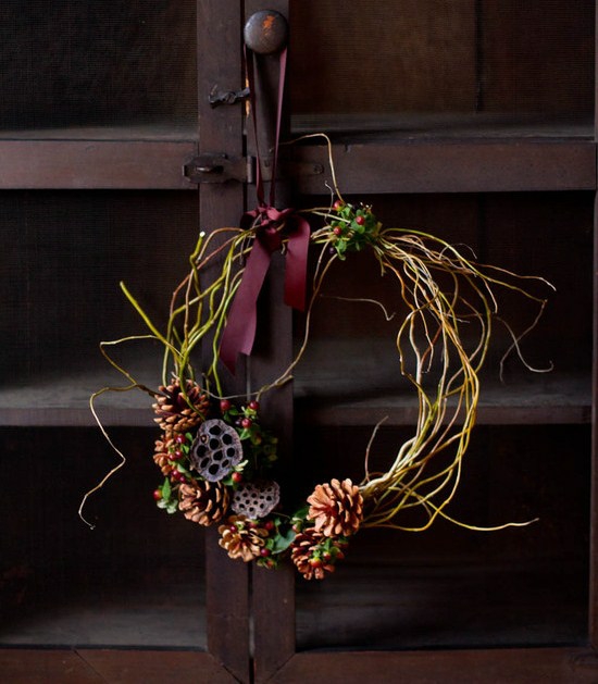 couronne-porte-naturelle-DIY-automne-hiver-prête-élégante-ruban-bordeaux-porte