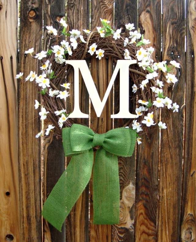 couronne-élégante-branches-marguerites-ruban-vert