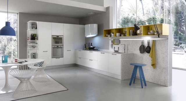 cuisine-blanche-grise-25-designs-armoires-blanches-murs-gris-suspensions-bleu-blanc