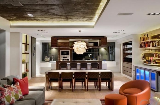 cuisine-ouverte-salon-20-idées-modernes-lustre-design-chaises-bois-comptoir-bois-fauteuil-orange-canapé-gris
