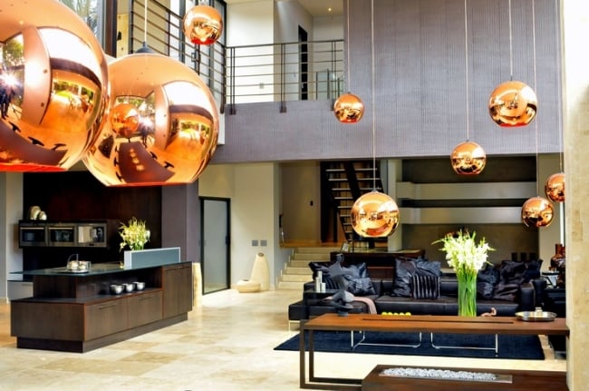 cuisine-ouverte-salon-20-idées-modernes-suspensions-design-orange-canapé-cuir-noir-îlot-bois
