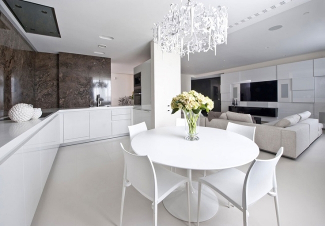 cuisine-ouverte-salon-20-idées-modernes-table-chaises-blanches-canapé-blanc-lustre-crystal