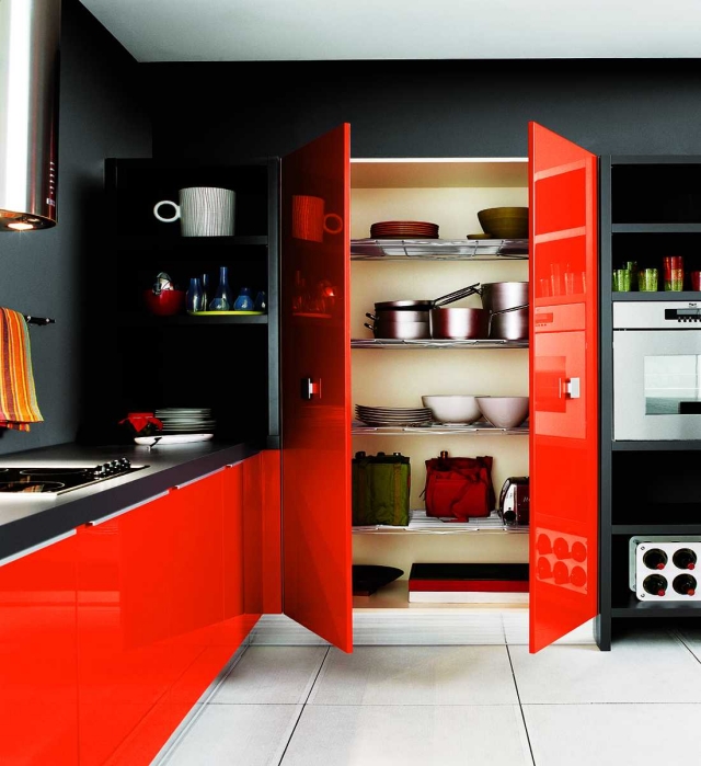 cuisine-rouge-idée-originale-armoires-rouges-brillantes