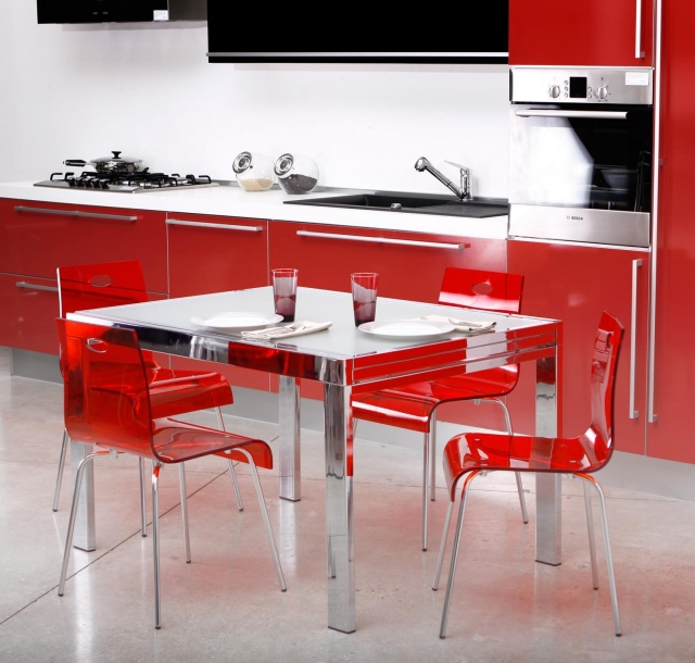 cuisine rouge idée-originale-chaises-acryliques-table-métallique