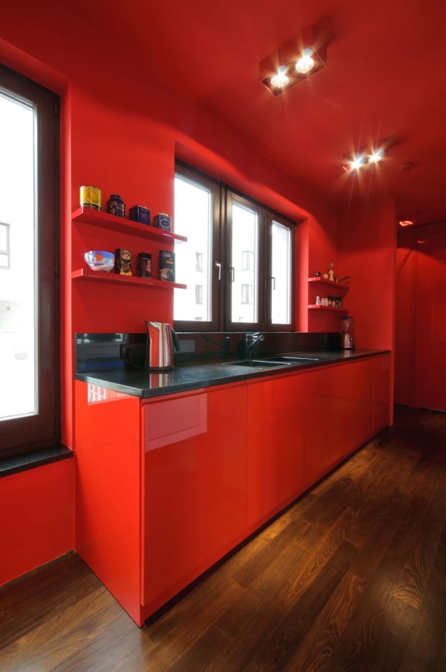 cuisine-rouge-idée-originale-surface-armoire-noire