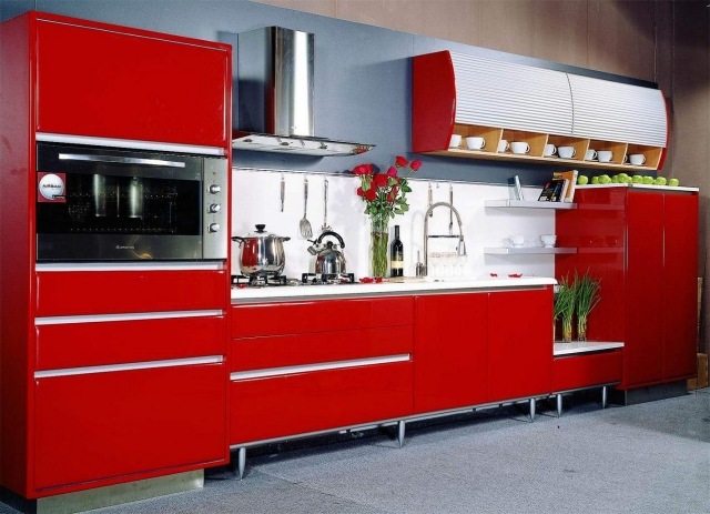 cuisine-rouge-idée-originale-hotte-aspirante-armoires-rangement