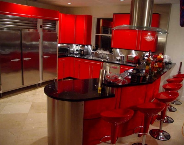 cuisine-rouge-idée-originale-tabouret-de-bars-hotte-aspirante