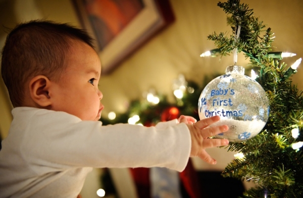 déco-Noël-faire-soi-même-première-fête-bébé-dates-écrites-boules-arbre déco Noël faire soi-même