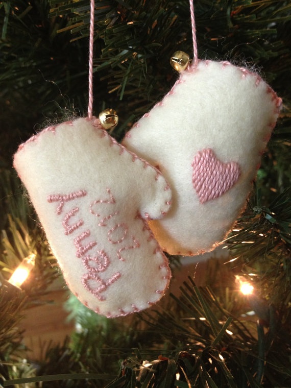 déco-Noël-faire-soi-même-première-fête-bébé-gants-bébé-rose-blanc-arbre-Noel déco Noël faire soi-même