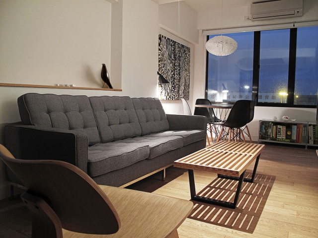 déco-appartement-moderne-idée-originale-canapé-noire-table-bois