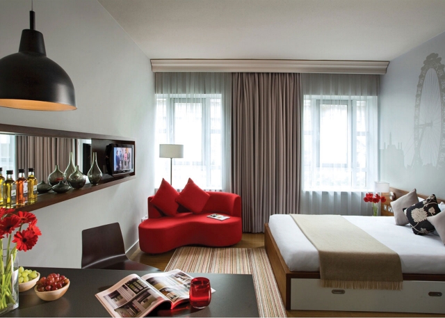 déco-appartement-moderne-idée-originale-canapé-rouge-grand-lit-table-lampe-plafond