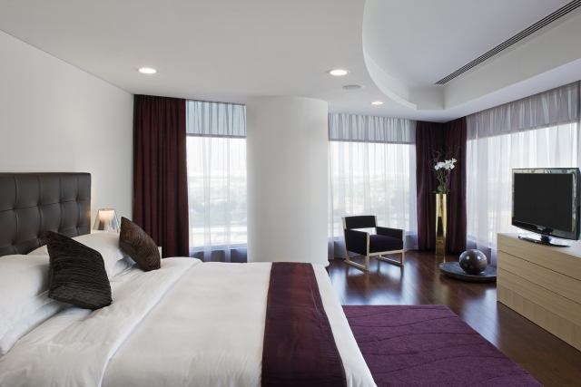 déco-appartement-moderne-idée-originale-chambre-à-coucher-accents-violets