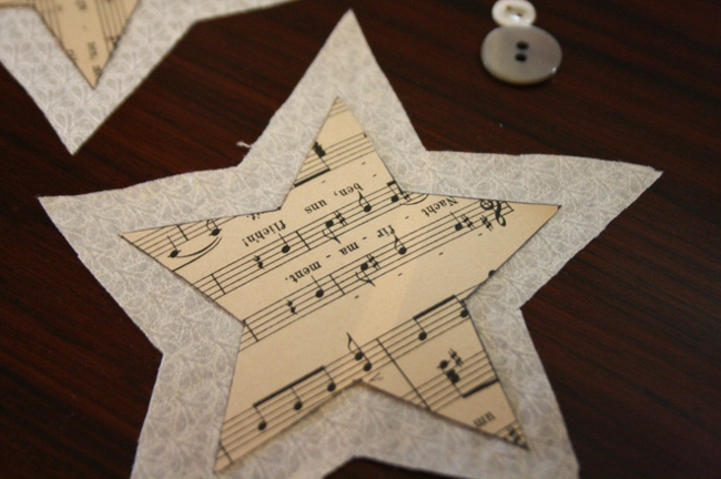 déco d'arbre de Noël déco-arbre- Noël-DIY-papier-musique-tutoriel-étoile-modèle-carton-tissu-boutons