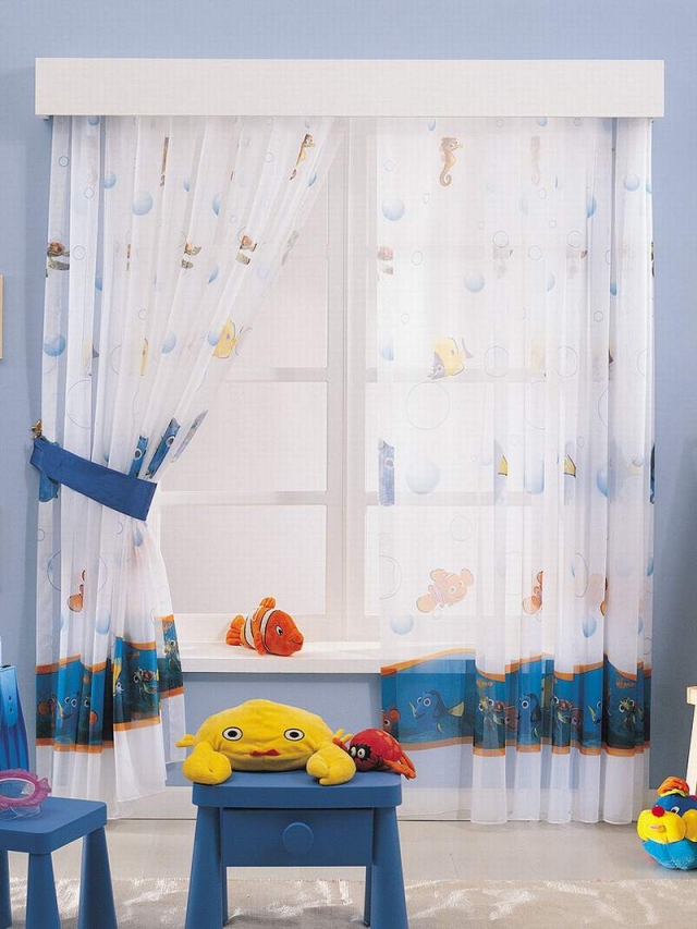 déco-chambre-bébé-28-rideaux-blanc-fin-motifs-poisson-Némo