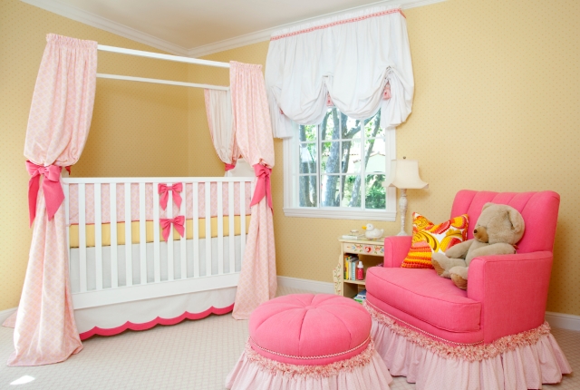 déco-chambre-bébé-28-rideaux-blanc-motifs-rose-fins-chambre-petite-fille déco chambre bébé