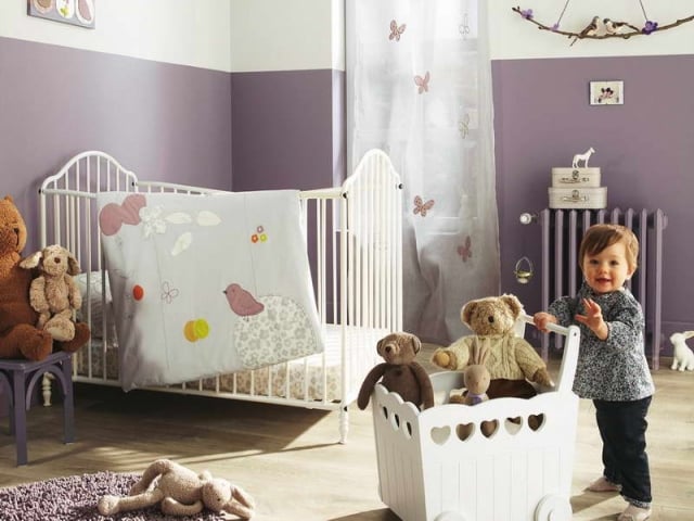 déco-chambre-bébé-28-rideaux-blancs-fins-motifs-papillons-lilas-pâle déco chambre bébé