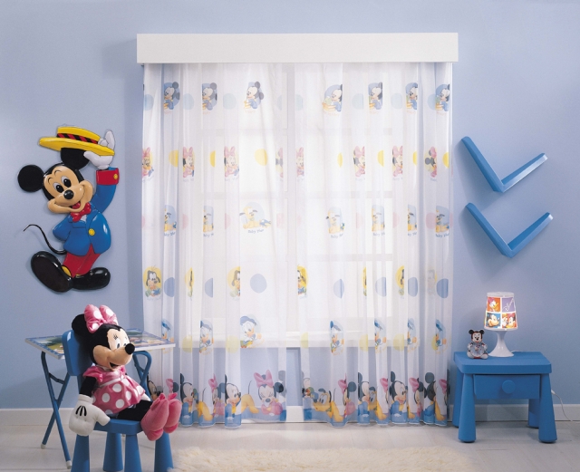 déco-chambre-bébé-28-rideaux-blancs-motifs-Mickey-Minnie-Mouse-garçon-accents-bleus déco chambre bébé