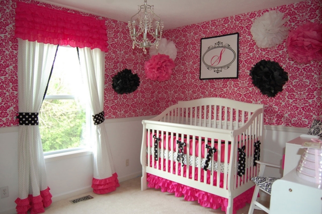 déco-chambre-bébé-28-rideaux-blancs-motifs-pois-fins-dentelle-rose-chambre-fille déco chambre bébé