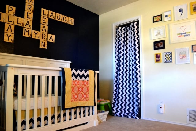 déco-chambre-bébé-28-rideaux-bleu-foncé-blanc-chambre-bébé-garçon déco chambre bébé