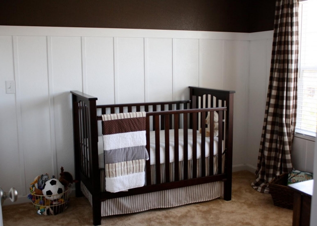 déco-chambre-bébé-28-rideaux-carreaux-blanc-maron-lit-bébé-bois déco chambre bébé
