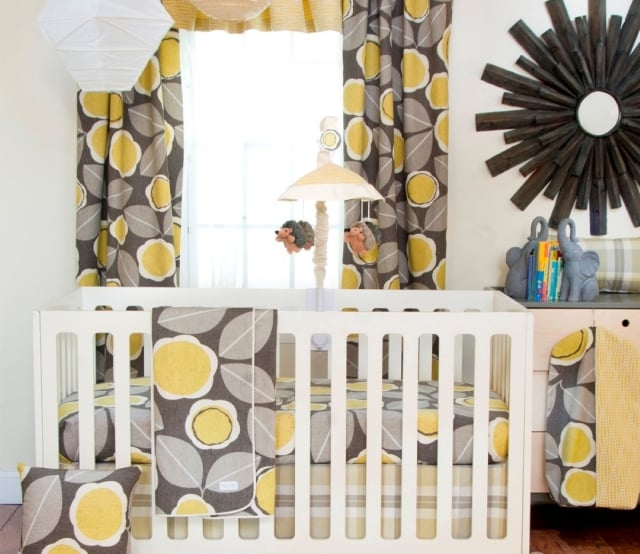 déco-chambre-bébé-28-rideaux-gris-foncé-motifs-jaunes-lit-bébé-blanc déco chambre bébé
