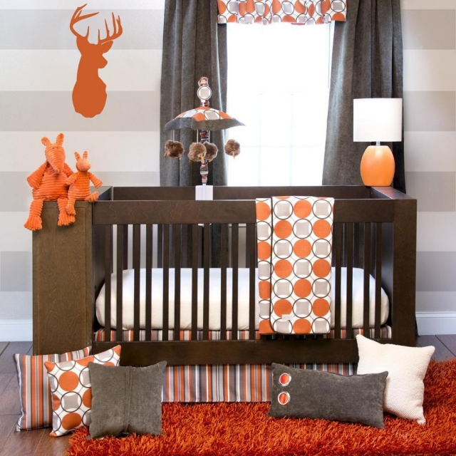 déco-chambre-bébé-28-rideaux-marron-déco-élégante-cercles-orange déco chambre bébé