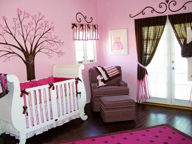 déco-chambre-bébé-28-rideaux-marron-rose-embrasses-rose-chambre-petite-fille déco chambre bébé