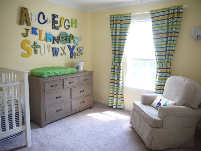 déco-chambre-bébé-28-rideaux-rayures-multicolores-design-épuré déco chambre bébé