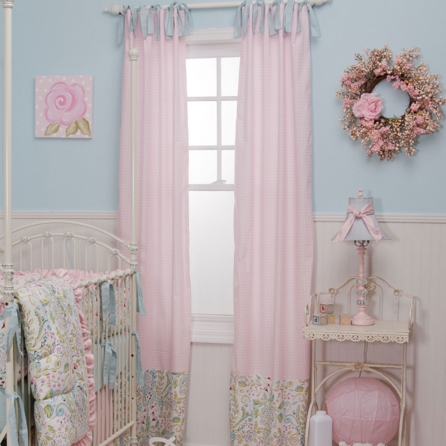 déco-chambre-bébé-28-rideaux-rose-pale-bleu-clair-motifs-fins déco chambre bébé