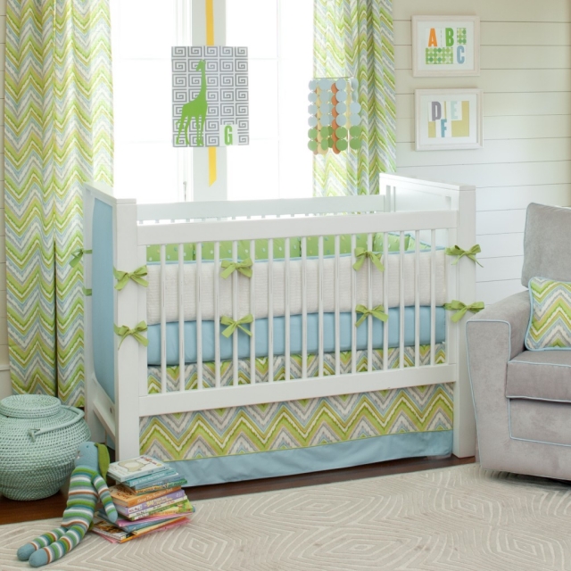 déco-chambre-bébé-28-rideaux-vert-bleu-pâle-accents-rubans déco chambre bébé