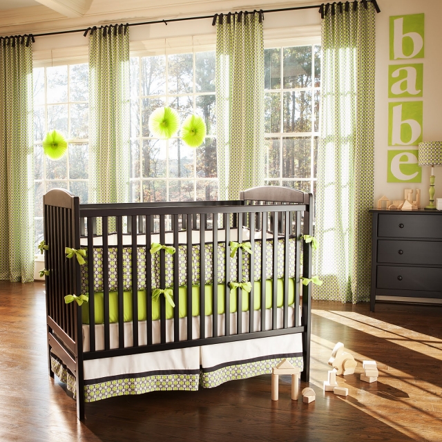déco chambre bébé déco-chambre-bébé-28-rideaux-vert-pâle-motifs-fins-noirs-chambre-fille-mobilier-bois